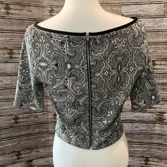 EXPRESS Black & White Zipped Paisley Pattern Cropped Top - Picture 5 of 9